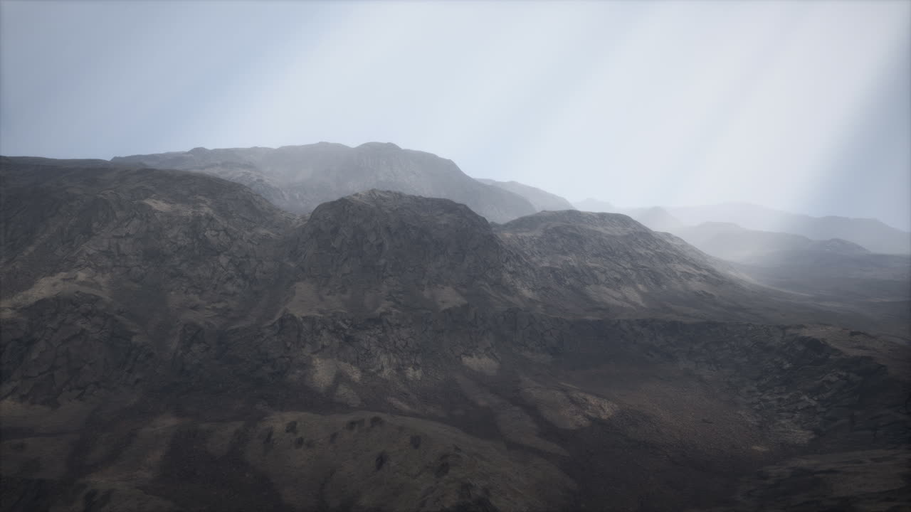 rayos de sol contra el telón de fondo de las montañas