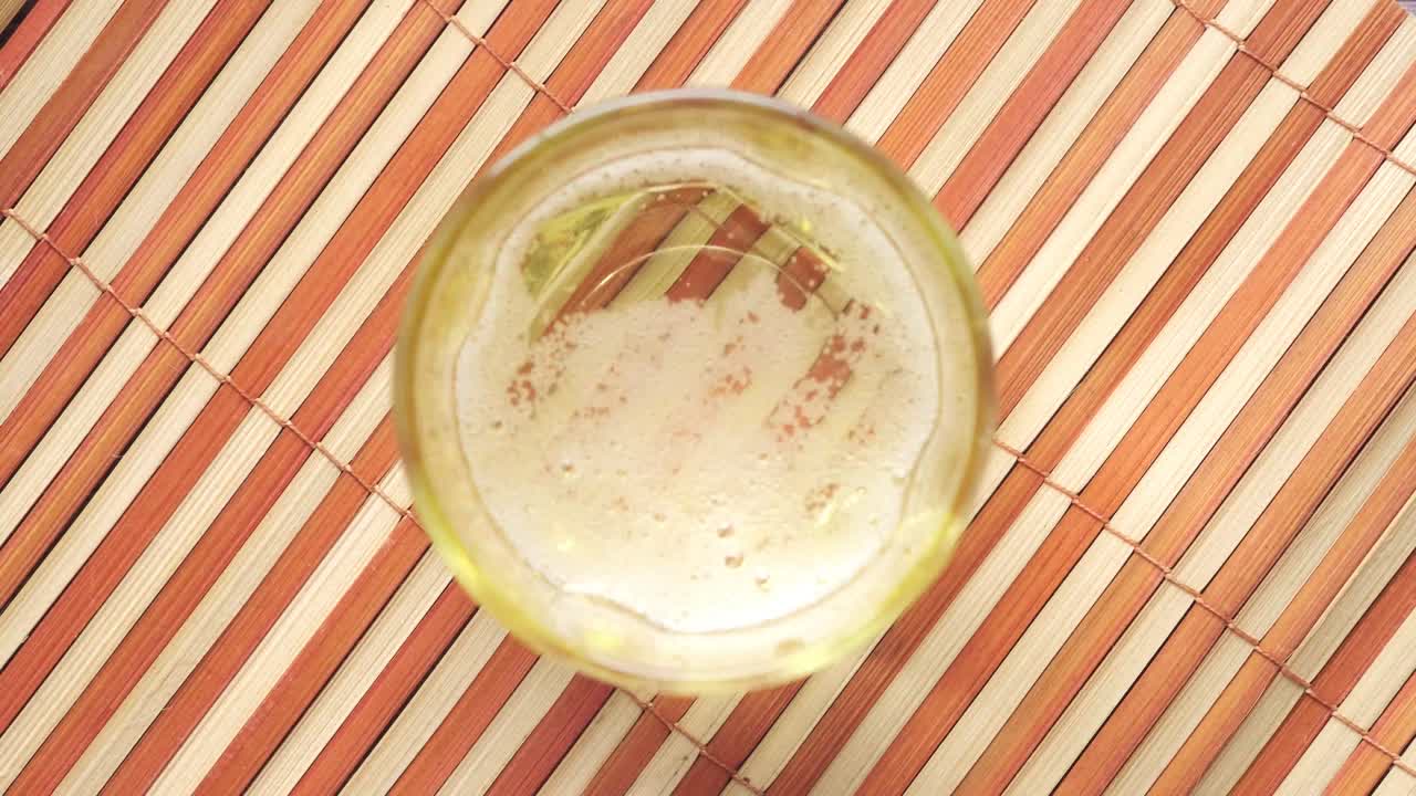 유리잔에 소다를 부어 넣는 것