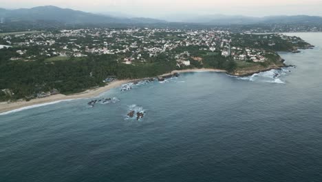 Luftdrohne-Puerto-Escondido-Mexiko-Oaxaca-Küste