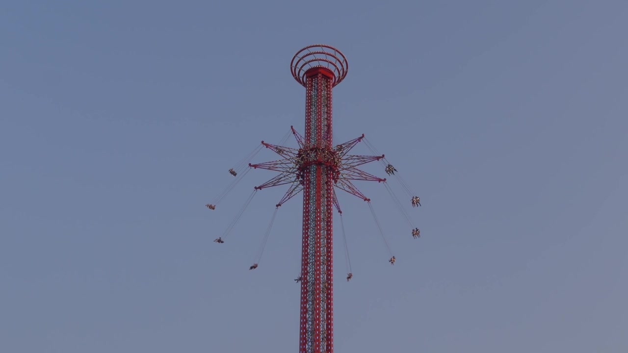 Giostra gigante a dondolo SkyFlyers ad Asiatique The Riverfront a Bangkok, Thailandia. - Ripresa dal basso