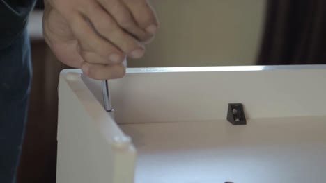 obrero usando herramientas eléctricas l para ensamblar unidades