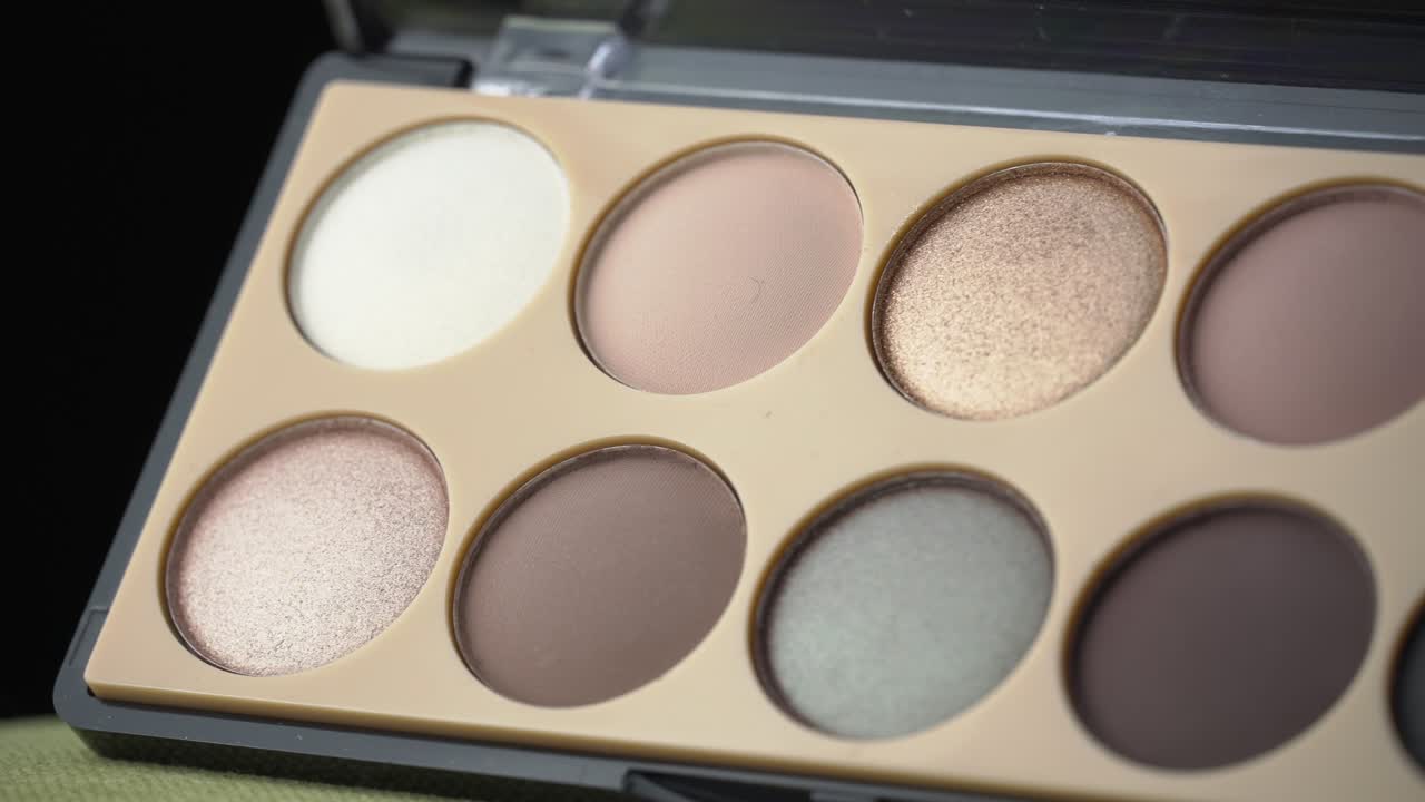 la sombra de los ojos brillantes gira contra un fondo negro