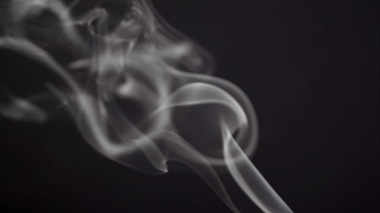 黒い背景の灰色の濃い煙がゆっくりと空中に浮かびます - デザインとテキストのための場所と準備のアイデア - コピースペース