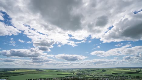 cielo azul nubes blancas fondo lapso de tiempo. hermoso tiempo en el cielo nublado. belleza de color brillante, luz en la naturaleza de verano. abstracto esponjoso, hinchado paisaje de nubes en el tiempo de lapso de aire. bucle de video