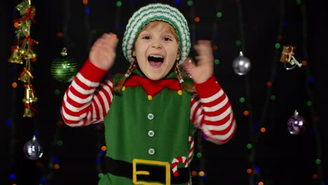 Niña-Con-Disfraz-De-Elfo-Navideño-Y-Ayudante-De-Papá-Noel.-Niña-Haciendo-El-Gesto-De-Ganador-Y-Agitando-Las-Manos.