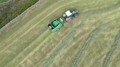 Video-Aéreo-Del-Tractor-De-Pacas-De-Heno