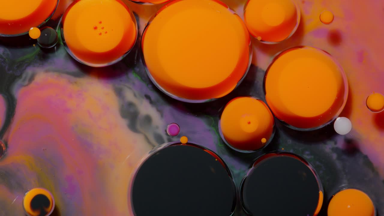 burbujas de tinta mezcladas con sustancia líquida de aceite, leche, jabón, pintura acrílica brillante en una superficie colorida