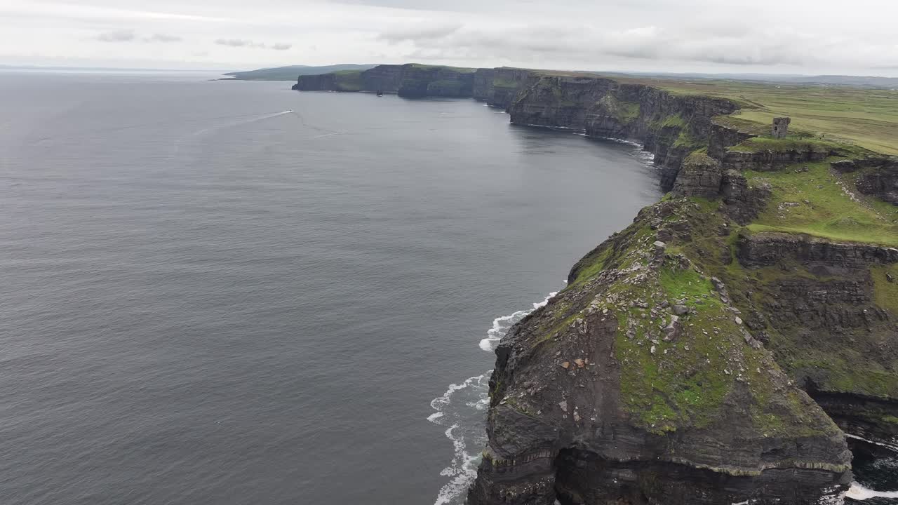 vista de drones del épico paisaje costero