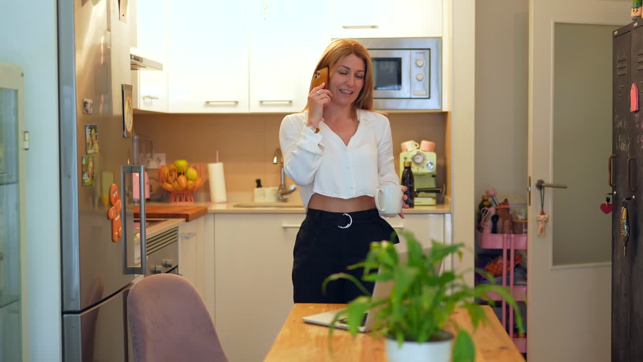 Una donna lavora in cucina