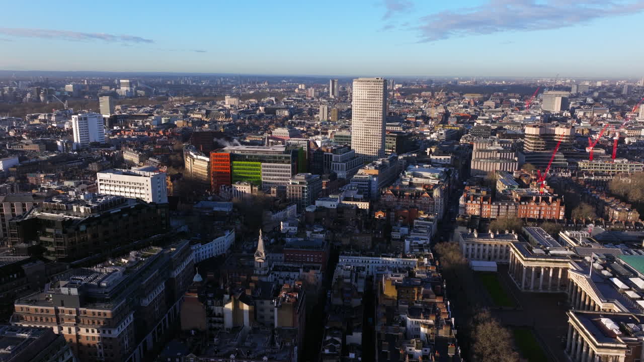 Ripresa aerea ascendente sopra Centre Point, Soho, Oxford Street da Bloomsbury