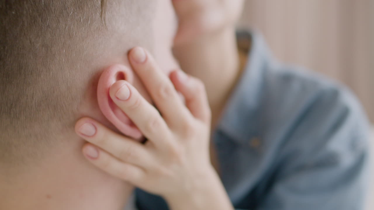 키스 하고 포옹 하는 백인 젊은 부부 의 뒷면, 남자친구 의 얼굴 을 만지는 소녀