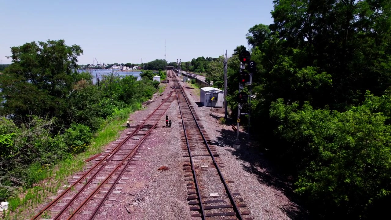 Uma vista sobre trilhos de trem vazios em Salem, Massachusetts. A câmera recua