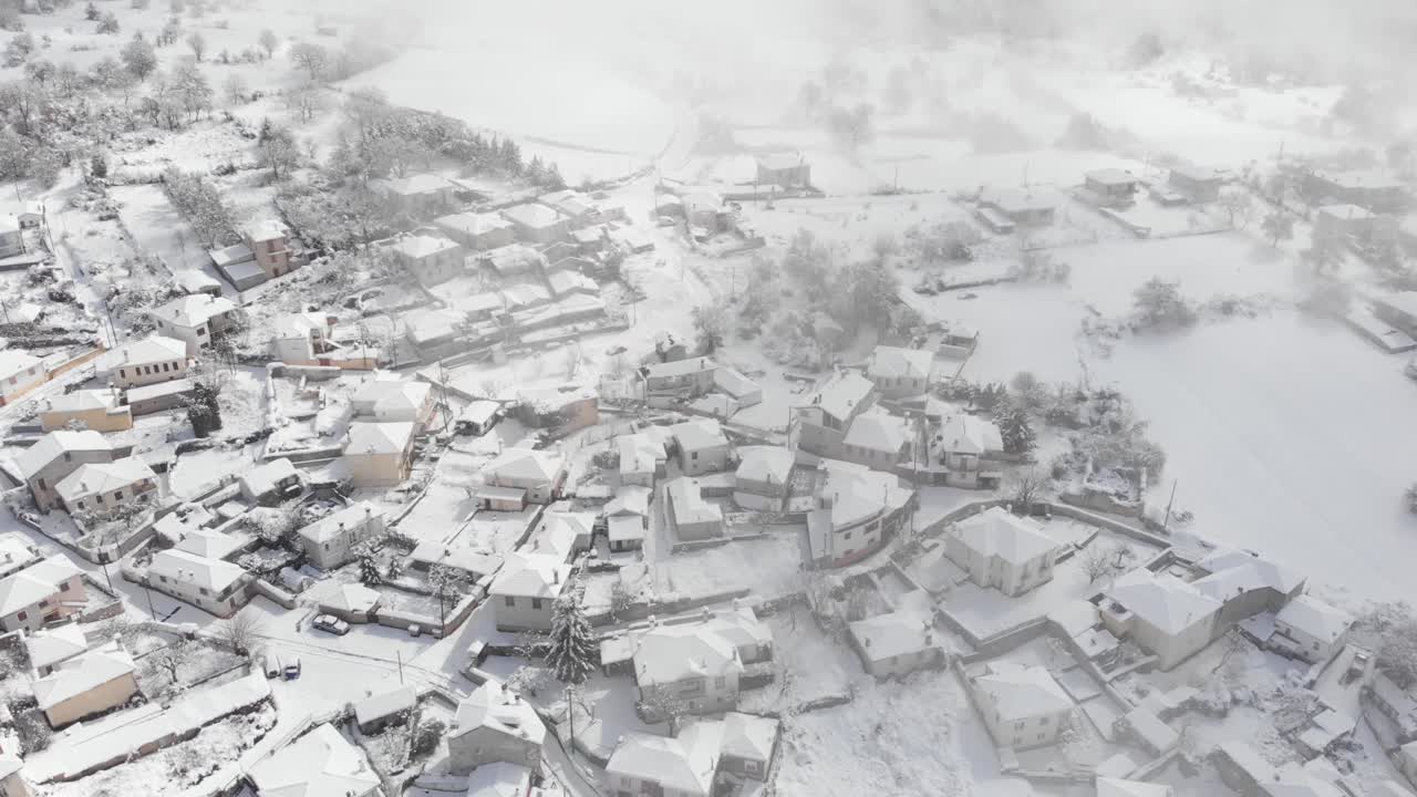마을 눈이 내리는 안개 낀 겨울에 무인 항공기 비디오