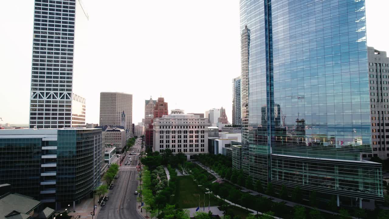 위스콘신 애비에 위에 상승하는 항공기