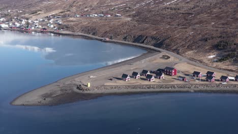casas de huéspedes tradicionales de islandia del hotel mjóeyri en el fiordo eskifjörður, antena