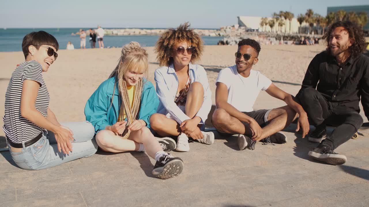 도시 해변에서 행복한 젊은 친구들