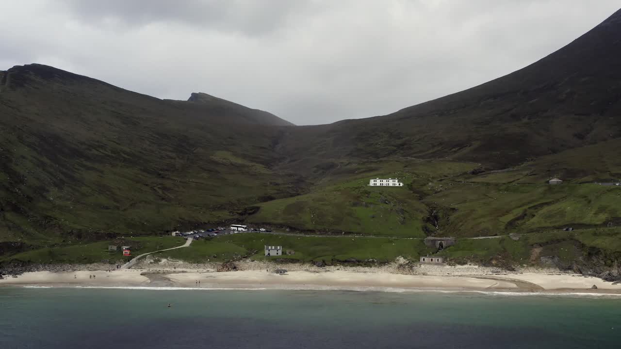 비가 오는 날 에 케임 비치 만 주변 에 있는 그린  ⁇ 리 의 영상