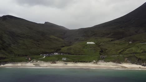 aerial del valle verde alrededor de la bahía de la playa de keem en un día lluvioso