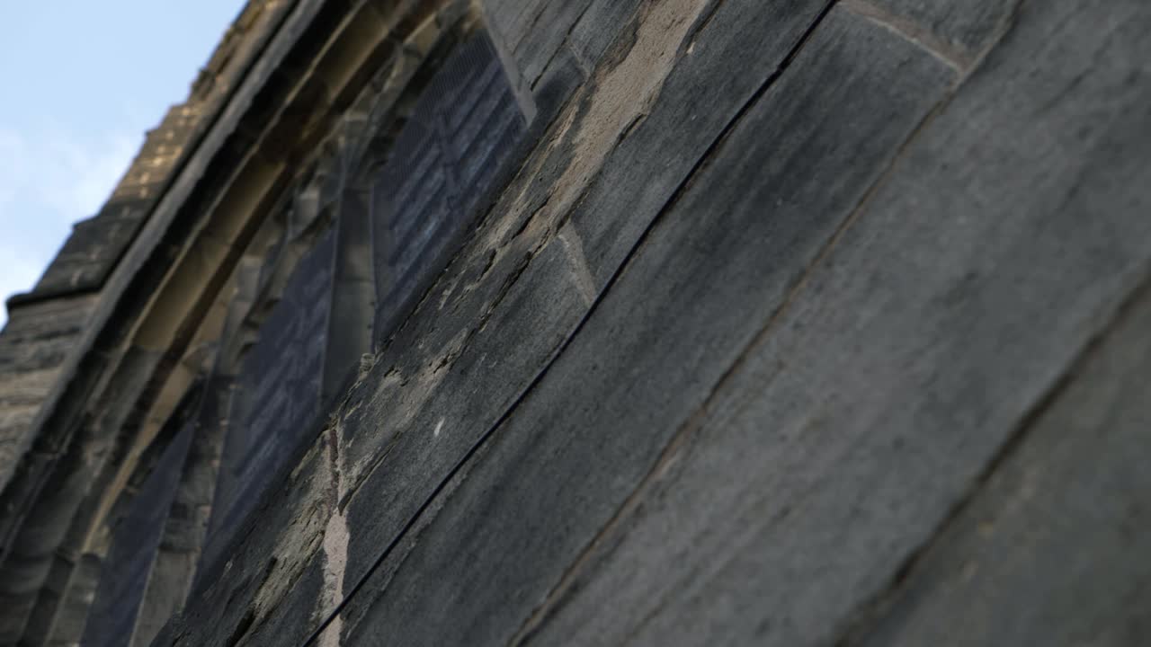 mirando hacia las vidrieras de la antigua iglesia inglesa zoom down shot