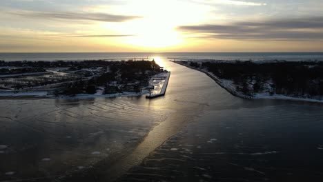 Rompeolas-Para-Barcos-A-Través-Del-Canal-Muskegon