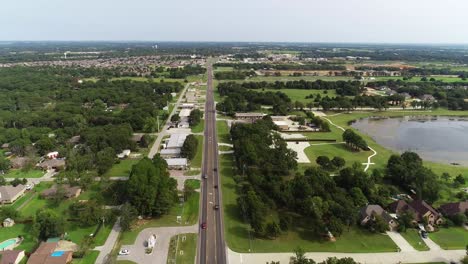 vuelo aéreo sobre la ciudad de krugerville en texas