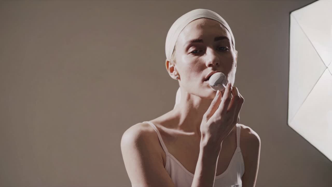 Yüz masajı alan kadın