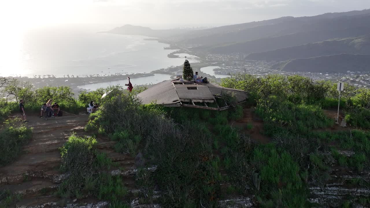 revelación aérea de 60 fps de koko head y hawaii kai oahu hawaii que muestra los vecindarios hasta el paisaje épico de cabeza de diamante en el paraíso mediodía mucho sol