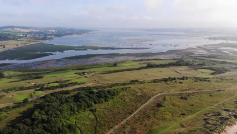 Rechter-Blick-Aus-Der-Luft-Auf-Den-Dawlish-Golfplatz-Und-Die-Mündung-Des-Flusses-Exe