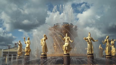 golden fountain in moscow