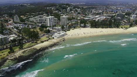 paisaje urbano junto a la playa de burleigh heads, gold coast
