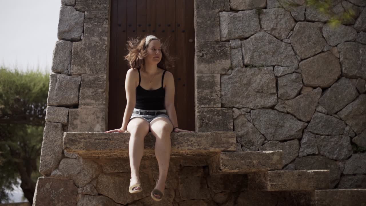 беззаботный отдых и наслаждение милой девушкой на благословенных берегах коста брава