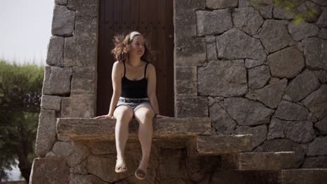 relajación sin preocupaciones y disfrute de la linda chica en las bendiciones de la costa brava
