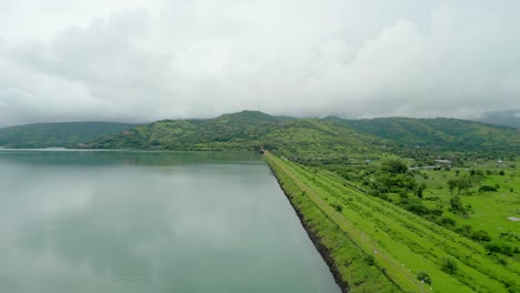 Schöne-Aussicht-Auf-Den-Pawna-Staudamm-In-Der-Regenzeit.-Drohne-Bewegt-Sich-Von-Links-Nach-Rechts