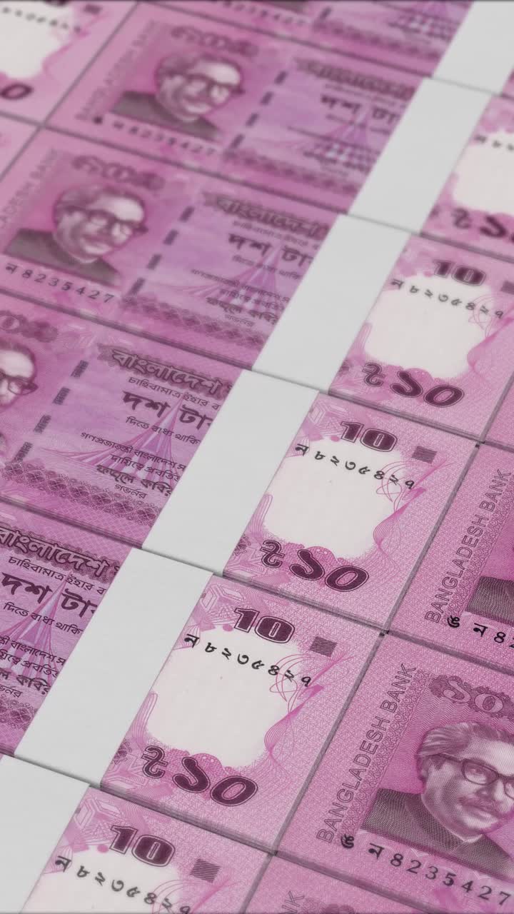 video vertical de 10 billetes de banco de taka de bangladesh impresos por una prensa de dinero