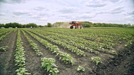 pulverizador agrícola en el campo agrícola para regar las plantas. maquinaria agrícola