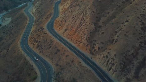 Volando-Sobre-Este-Camino-Curvo-Llamado-Grimes-Canyon-En-Moorpark,-Ca