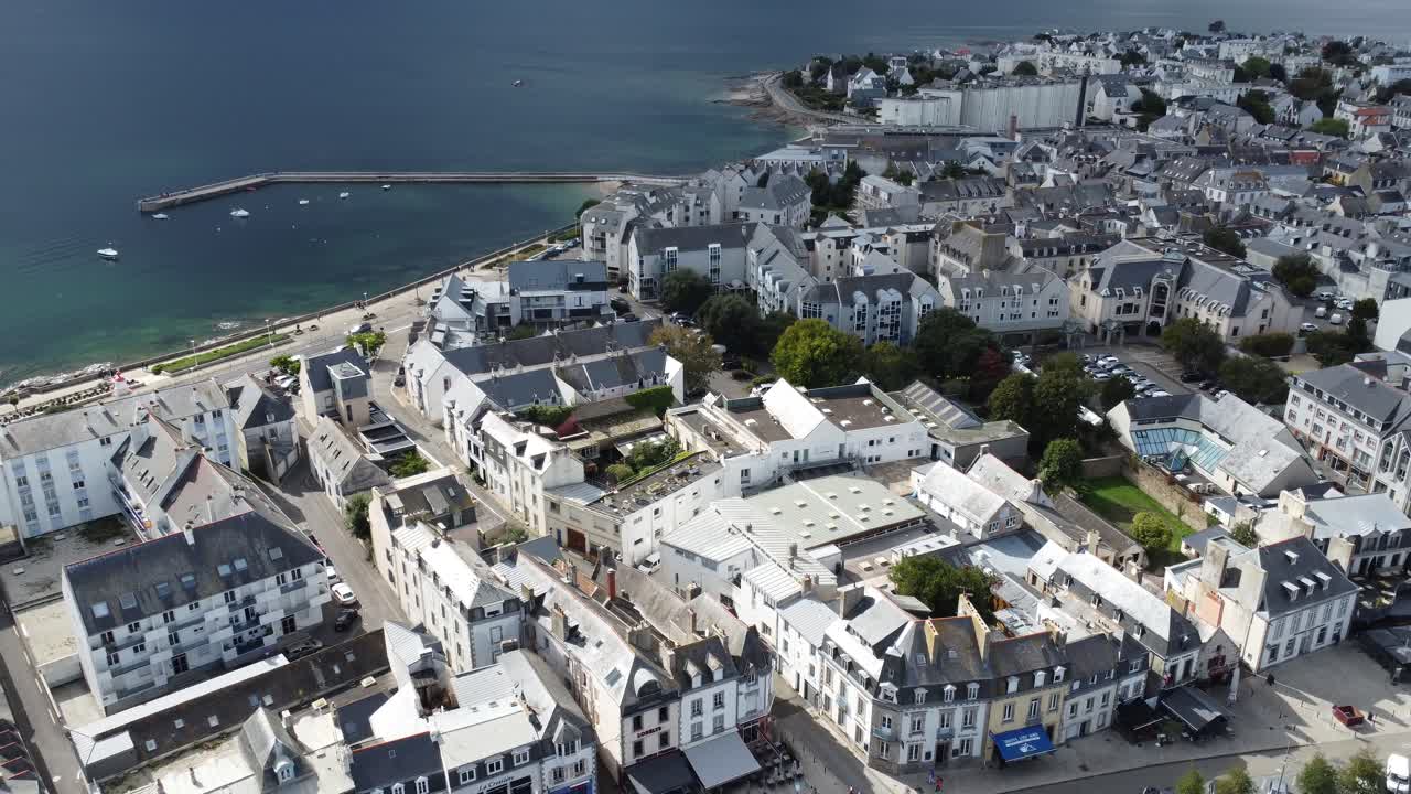 la pequeña ciudad de concarneau con un puerto en bretaña , disparos de drones en un clima brillante con nubes en el horizonte