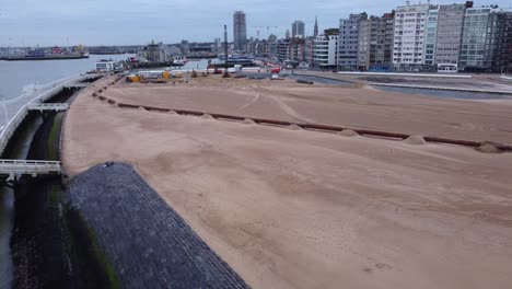 muelle en ostende bélgica con gente disfrutando de caminar pasando un buen rato playa mar mar del norte al aire libre