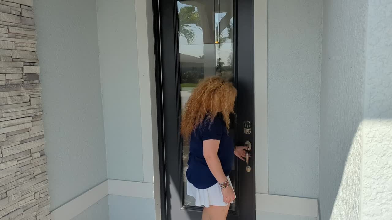 hermosa mujer con cabello largo y gafas de sol te da la bienvenida a un nuevo hogar