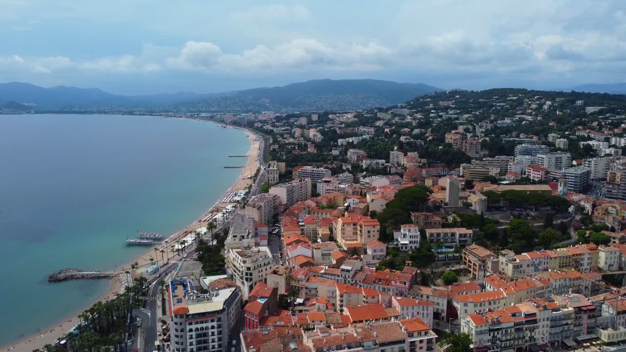 드론은 프랑스 리비에라의 라 보카 마을을  ⁇ 습니다.