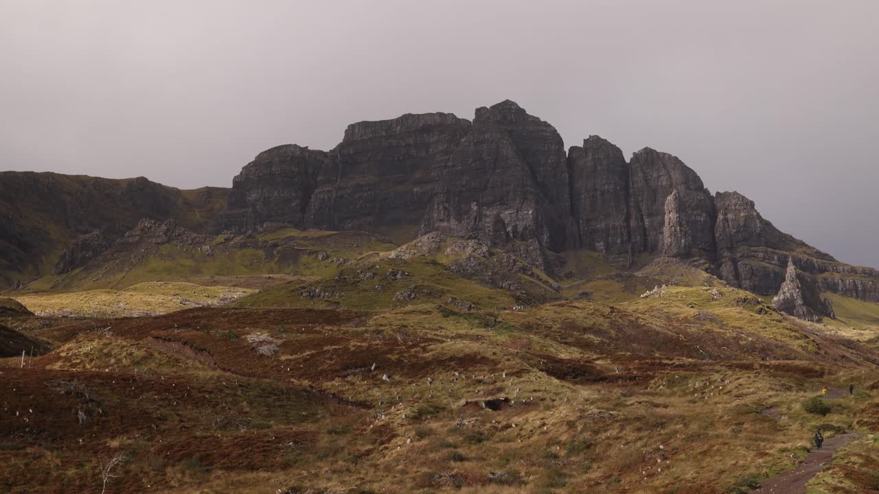 lado de la colina del acantilado negro en una caminata a través de la isla de skye, tierras altas de escocia