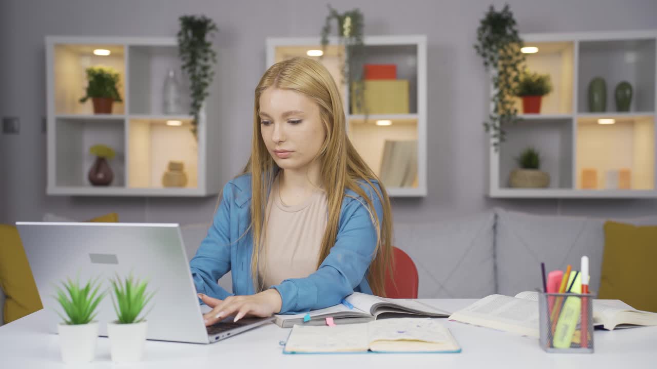 Kvinnelig student med gode eksamensresultater