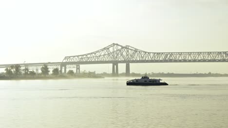 Ferry-Cruzando-El-Río-Mississippi-New-Orleans-Siguiendo-Pan-Izquierda