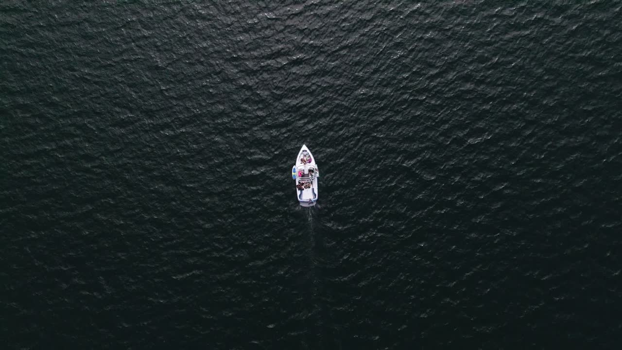 vista aérea de un barco en el agua