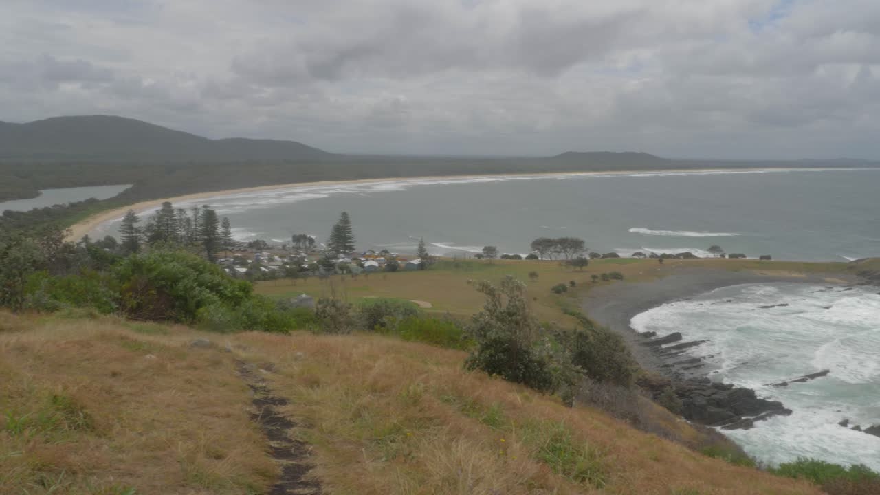 пенистые волны плещутся о камни на галечном пляже