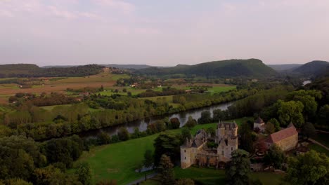 Drone-Sobrevuela-Beynac-Et-Cazenac-Francia-Medieval-Pequeño-Pueblo-De-Piedra