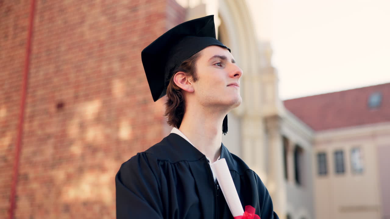 Uomo felice, studente e laureato che pensa al futuro