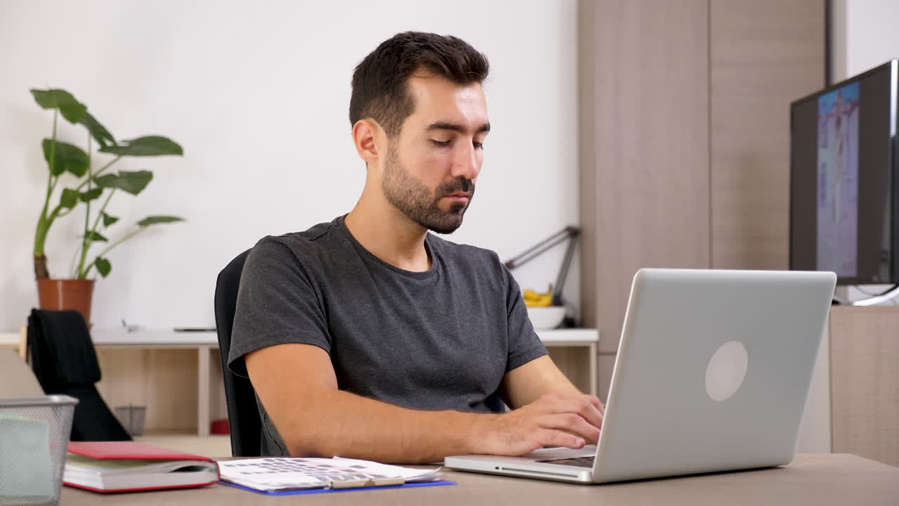 hombre trabajando en una computadora portátil en el escritorio