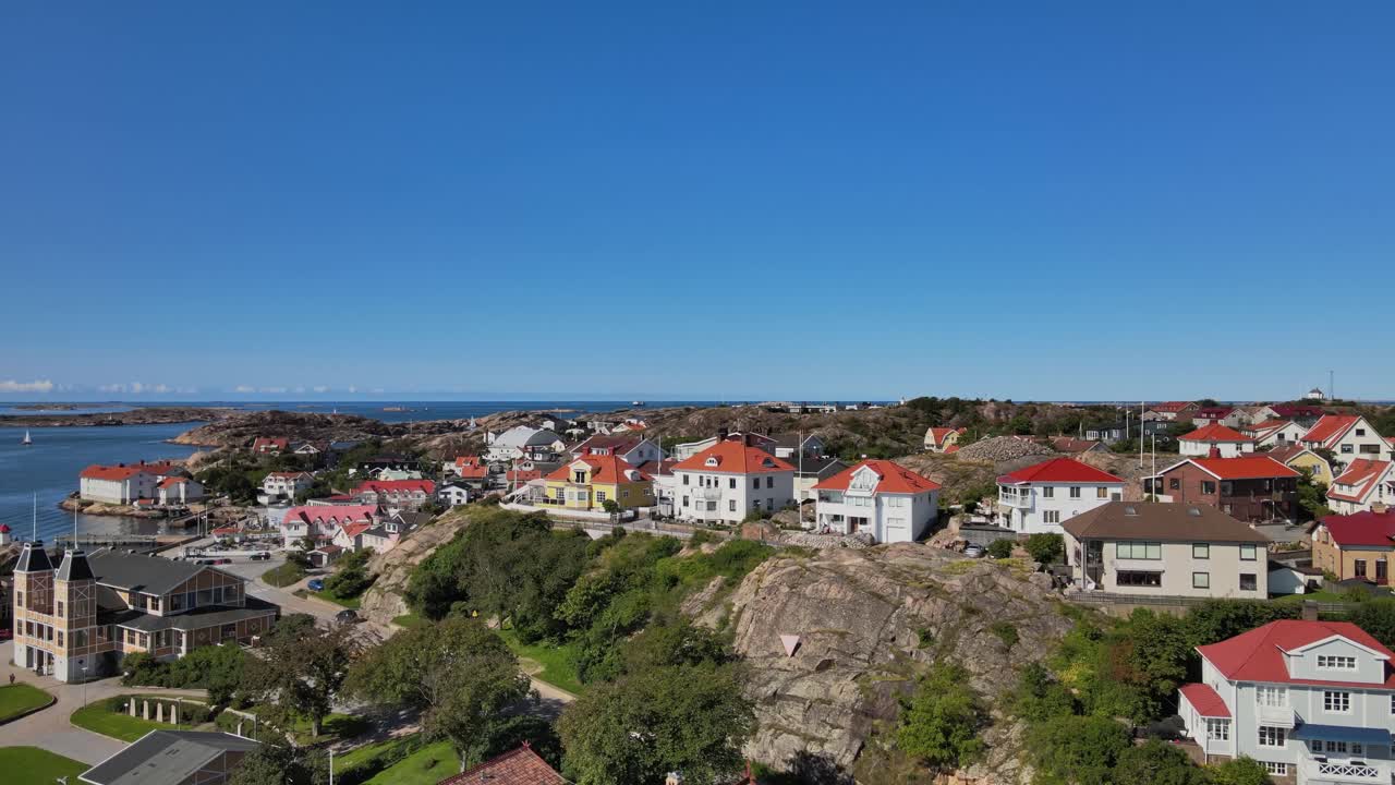 Vattennära moderna hus och byggnader i Lysekil, Bohuslän, Sverige
