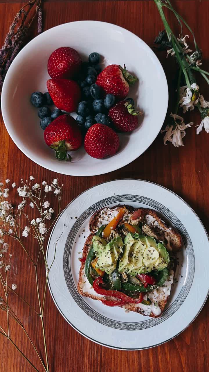 здоровый завтрак с фруктами и тостами